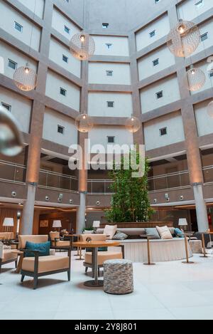 Elegantes Atrium Interieur des Luxushotels auf Sardinien mit modernem Design Stockfoto