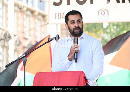 LONDON, ENGLAND: 5. Oktober 2024: Sprecher Humza Yousaf ist ehemaliger Premierminister Schottlands. Ein Jahr später findet der Völkermord in Gaza noch immer statt, während eine Kundgebung vor der Downing Street in London stattfindet. Wie definieren Sie Demokratie? Das Vereinigte Königreich, die USA und die NATO haben Israel Waffen zur Verfügung gestellt, um Völkermord an unbewaffneten palästinensischen Zivilisten, einschließlich Kindern und Babys, zu begehen. Quelle: Siehe Li/Picture Capital/Alamy Live News Stockfoto