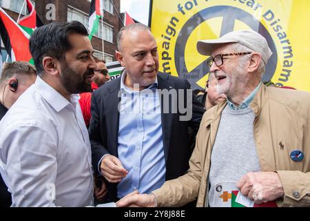 London, England, Großbritannien. Oktober 2024. Der ehemalige schottische erste Minister Humza Yousaf (links), der ehemalige Labour-Führer Jeremy Corbyn (rechts) und der palästinensische Botschafter im Vereinigten Königreich Husam Zomlot (Mitte) schließen sich Tausenden Demonstranten in London an und treten während des anhaltenden Konflikts für die Rechte der Palästinenser ein. Die Demonstration hebt die Forderung nach einem Ende der israelischen Militäraktionen und die Forderung nach einer friedlichen Beilegung hervor. (Kreditbild: © Thomas Krych/ZUMA Press Wire) NUR REDAKTIONELLE VERWENDUNG! Nicht für kommerzielle ZWECKE! Stockfoto