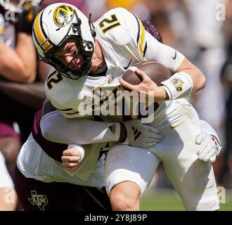 College Station, Texas, USA. Oktober 2024. Der Missouri Quarterback Brady Cook (12) wird am 5. Oktober 2024 in College Station von Texas A&M Defensive Lineman NIC Scourton (11) geplündert. (Kreditbild: © Scott Coleman/ZUMA Press Wire) NUR REDAKTIONELLE VERWENDUNG! Nicht für kommerzielle ZWECKE! Quelle: ZUMA Press, Inc./Alamy Live News Stockfoto