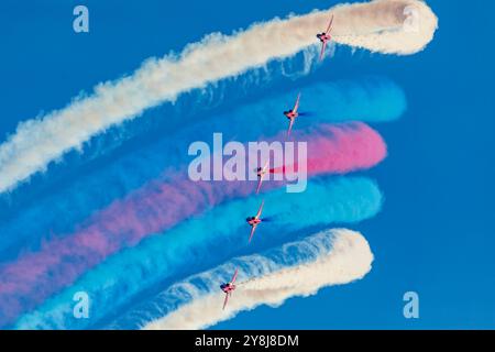 Duxford, Cambridgeshire, Großbritannien. Oktober 2024. Das RAF Aerobatic Team, die Red Arrows in der Enid Formation, die eine spektakuläre Fliege mit dem berühmten roten, weißen und blauen Rauch beim IWM Duxford's Flying Finale durchführen. Dies war die letzte öffentliche Ausstellung für die Red Arrows im Jahr 2024. Quelle: Stuart Robertson/Alamy Live News. Stockfoto