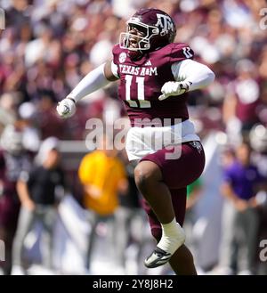 College Station, Texas, USA. Oktober 2024. Der Texas A&M Defensive Lineman NIC Scourton (11) reagiert auf einen Sack von Missouri Quarterback Brady Cook (12) während eines NCAA-Fußballspiels zwischen den Texas A&M Aggies und den Missouri Tigers am 5. Oktober 2024 in College Station, Texas. (Kreditbild: © Scott Coleman/ZUMA Press Wire) NUR REDAKTIONELLE VERWENDUNG! Nicht für kommerzielle ZWECKE! Quelle: ZUMA Press, Inc./Alamy Live News Stockfoto