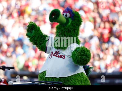 Philadelphia, Usa. Oktober 2024. Das Philadelphia Phillies Maskottchen The Phillie Phanatic weht Fans vor dem Start des Spiels eins der MLB NLDS gegen die New York Mets im Citizens Bank Park in Philadelphia, Pennsylvania am Samstag, den 5. Oktober 2024. Foto: Laurence Kesterson/UPI Credit: UPI/Alamy Live News Stockfoto