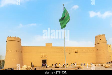 Masmak Festung Türme und Mauern mit grüner saudiarabischer Nationalflagge im Wind, Qasr al-Hukm Bezirk, Al Riad, Saudi-Arabien Stockfoto