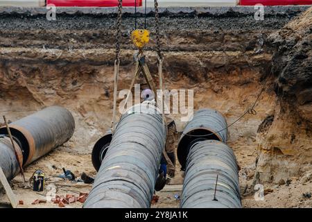 Prozess der Verlegung und Verbindung von Wasserversorgungs- oder Abwasserleitungen Stockfoto