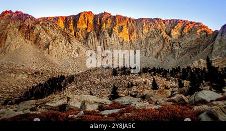 Cottonwood Lakes, Kalifornien, USA. Oktober 2024. Der Sonnenaufgang war an einem frühen Oktobermorgen an den Cottonwood Lakes in den östlichen Sierra Nevada Mountains glorreich. Dies war der Blick auf den Cottonwood Lake #5, der nordwestlich vom höchsten der fünf Seen im Cottonwood Lake Basin aus einer Höhe von 11.200 Metern lag. Die Cottonwood Lakes können zu Fuß von Horseshoe Meadows aus auf einer 10 km langen Wanderung erreicht werden. Die nächstgelegene Stadt ist Lone Pine, Kalifornien. (Kreditbild: © Bruce Chambers/ZUMA Press Wire) NUR REDAKTIONELLE VERWENDUNG! Nicht für kommerzielle ZWECKE! Stockfoto