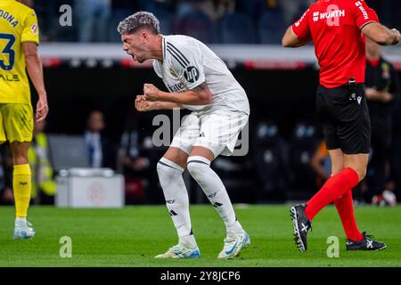 Madrid, Madrid, Spanien. Oktober 2024. Federico Valverde von Real Madrid CF feiert sein Tor beim Fußballspiel La Liga EA Sports 2024/25 zwischen Real Madrid CF und Villarreal CF im Estadio Santiago Bernabeu am 05. Oktober 2024 in Madrid. (Kreditbild: © Alberto Gardin/ZUMA Press Wire) NUR REDAKTIONELLE VERWENDUNG! Nicht für kommerzielle ZWECKE! Stockfoto
