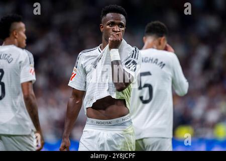 Madrid, Madrid, Spanien. Oktober 2024. Vinicius Junior von Real Madrid CF feiert sein Tor beim Fußballspiel La Liga EA Sports 2024/25 zwischen Real Madrid CF und Villarreal CF im Estadio Santiago Bernabeu am 05. Oktober 2024 in Madrid. (Kreditbild: © Alberto Gardin/ZUMA Press Wire) NUR REDAKTIONELLE VERWENDUNG! Nicht für kommerzielle ZWECKE! Stockfoto