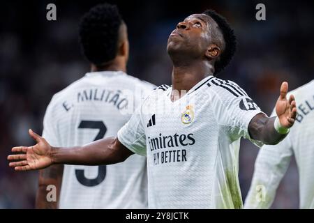Madrid, Madrid, Spanien. Oktober 2024. Vinicius Junior von Real Madrid CF feiert sein Tor beim Fußballspiel La Liga EA Sports 2024/25 zwischen Real Madrid CF und Villarreal CF im Estadio Santiago Bernabeu am 05. Oktober 2024 in Madrid. (Kreditbild: © Alberto Gardin/ZUMA Press Wire) NUR REDAKTIONELLE VERWENDUNG! Nicht für kommerzielle ZWECKE! Stockfoto
