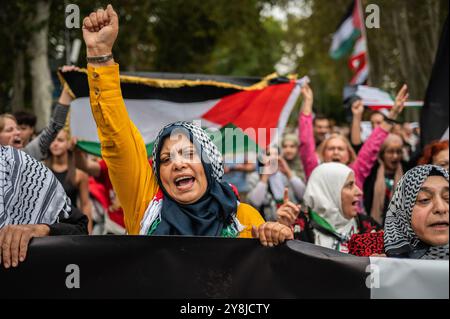 Madrid, Spanien. Oktober 2024. Leute, die während einer Demonstration schreien. Tausende von Menschen sind durch die Innenstadt von Madrid marschiert, um gegen die Angriffe Israels in Palästina und im Libanon zu protestieren. Quelle: Marcos del Mazo/Alamy Live News Stockfoto