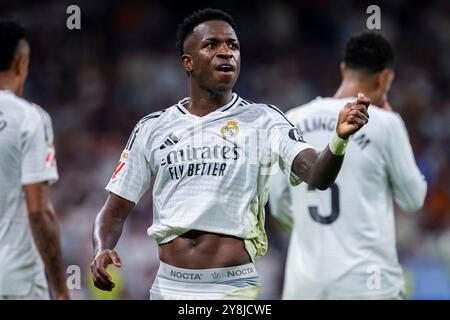 Madrid, Madrid, Spanien. Oktober 2024. Vinicius Junior von Real Madrid CF feiert sein Tor beim Fußballspiel La Liga EA Sports 2024/25 zwischen Real Madrid CF und Villarreal CF im Estadio Santiago Bernabeu am 05. Oktober 2024 in Madrid. (Kreditbild: © Alberto Gardin/ZUMA Press Wire) NUR REDAKTIONELLE VERWENDUNG! Nicht für kommerzielle ZWECKE! Stockfoto