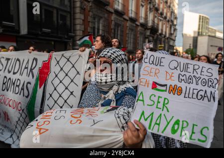 Madrid, Spanien. Oktober 2024. Personen, die während einer Demonstration Plakate und Fahnen tragen. Tausende von Menschen sind durch die Innenstadt von Madrid marschiert, um gegen die Angriffe Israels in Palästina und im Libanon zu protestieren. Quelle: Marcos del Mazo/Alamy Live News Stockfoto