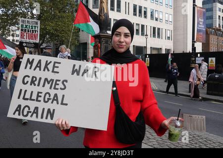 UK, London, 5. Oktober 2024: Schätzungsweise hunderttausend Menschen marschierten heute durch das Zentrum Londons, um einen Waffenstillstand in Gaza zu fordern, da die Probleme im Nahen Osten weiter eskalieren. Quelle: Natahsa Quarmby/ALAMYLive News Credit: Natasha Quarmby/Alamy Live News Stockfoto