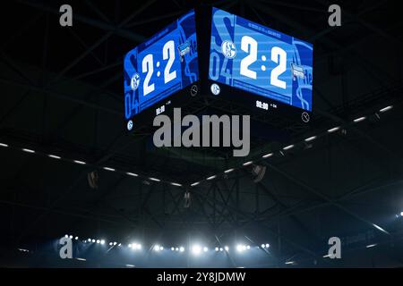 Gelsenkirchen, Deutschland. Oktober 2024. Fußball: Bundesliga 2, FC Schalke 04 – Hertha BSC, Spieltag 8, Veltins Arena. Die Endpunktzahl von 2:2 wird auf dem Display angezeigt. Hinweis: Fabian Strauch/dpa - WICHTIGER HINWEIS: Gemäß den Vorschriften der DFL Deutschen Fußball-Liga und des DFB Deutschen Fußball-Bundes ist es verboten, im Stadion und/oder des Spiels aufgenommene Fotografien in Form von sequenziellen Bildern und/oder videoähnlichen Fotoserien zu verwenden oder zu verwenden./dpa/Alamy Live News Stockfoto