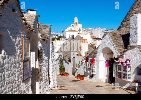 Souvenirläden säumen die Straßen des Viertels Rione Monti in Alberobello, Italien Stockfoto