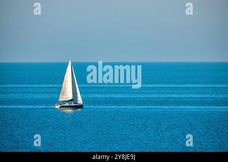 Segelboot auf der Adria vor Polignano a Mare, Italien Stockfoto