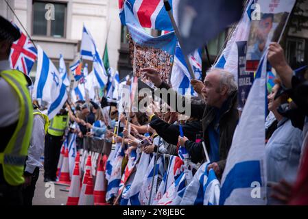 London, Großbritannien. Oktober 2024. Pro-israelische Demonstranten schwenken Flaggen während der Nationalen Demonstration - ein Jahr nach: Ende des Völkermordes in Gaza - Hände weg Libanon - Aufhören der bewaffneten Israel-Marsch. Quelle: SOPA Images Limited/Alamy Live News Stockfoto