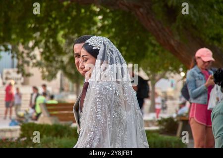 Buchara, Usbekistan; 19. September 2024: Ein romantischer Moment, in dem Jungvermählte durch die alten Straßen von Buchara, Usbekistan, schlendern. Stockfoto