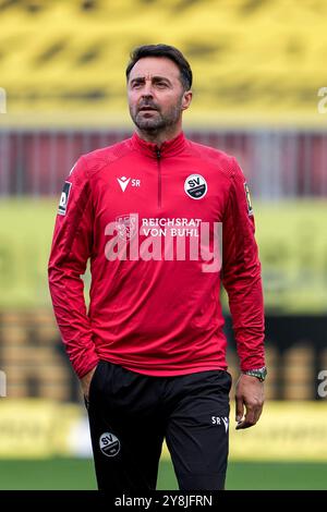 Sandhausen, Deutschland. Oktober 2024. Sreto Ristic (Trainer, Cheftrainer, SVS), Einzelbild, Einzelfoto, Aktion, 05.10.2024, Sandhausen (Deutschland), Fussball, 3. LIGA, SV SANDHAUSEN - SV WALDHOF MANNHEIM, DFB/DFL-VORSCHRIFTEN VERBIETEN JEDE VERWENDUNG VON FOTOGRAFIEN ALS BILDSEQUENZEN UND/ODER QUASI-VIDEO. Quelle: dpa/Alamy Live News Stockfoto