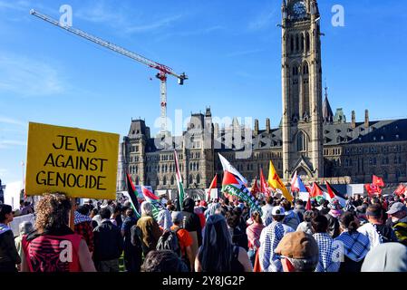 Ottawa, Kanada - 5. Oktober 2024: Demonstranten versammeln sich auf dem Parlamentshügel, um die Unterstützung der Bewohner des Gazastreifens, die Beendigung der Beschränkungen für humanitäre Hilfe in der Region und die Forderung nach einem Waffenstillstand im israelisch-Hamas-Krieg zu fordern. Die Menge fordert auch Kanada auf, seine Unterstützung für Israels Militäraktion gegen die Hamas zu beenden. Stockfoto