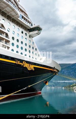 Disney Kreuzfahrtschiff 15. August 2024 - das Boot liegt in einem malerischen Fjord. Der Name des Schiffes ist auf dem Rumpf zu sehen und Berge im Hintergrund Stockfoto