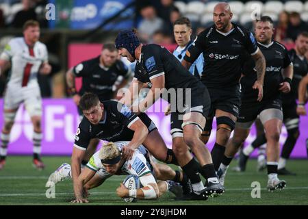 Ollie Hassell-Collins von Leicester Tiger wird während des Gallagher Premiership-Spiels zwischen Newcastle Falcons und Leicester Tigers im Kingston Park, Newcastle, am Samstag, den 5. Oktober 2024, angegriffen. (Foto: Michael Driver | MI News) Credit: MI News & Sport /Alamy Live News Stockfoto