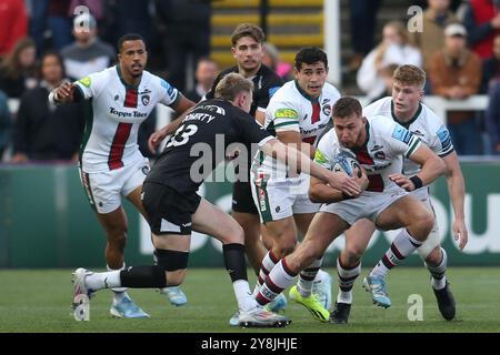 Freddie Steward von Leicester Tiger nimmt am Samstag, den 5. Oktober 2024, mit Connor Doherty von Newcastle Falcons auf, während des Gallagher Premiership-Spiels zwischen Newcastle Falcons und Leicester Tigers im Kingston Park, Newcastle. (Foto: Michael Driver | MI News) Credit: MI News & Sport /Alamy Live News Stockfoto