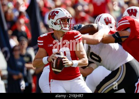 5. Oktober 2024: Der Quarterback der Wisconsin Badgers Braedyn Locke (18) fällt während des NCAA Football-Spiels zwischen den Purdue Boilermakers und den Wisconsin Badgers im Camp Randall Stadium in Madison, WI zurück. Darren Lee/CSM. (Bild: © Darren Lee/Cal Sport Media) Stockfoto