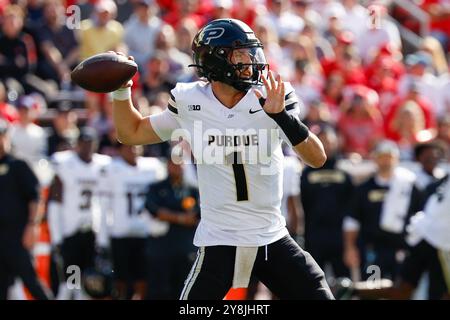 5. Oktober 2024: Purdue Boilermakers Quarterback Hudson Card (1), die den Ball während des NCAA Football-Spiels zwischen den Purdue Boilermakers und den Wisconsin Badgers im Camp Randall Stadium in Madison, WI, übergibt. Darren Lee/CSM. Stockfoto