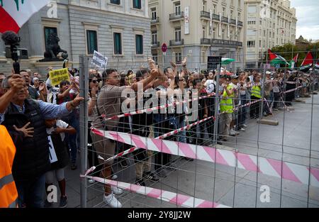 Madrid, Madrid, Spanien. Oktober 2024. Tausende pro-palästinensischer Demonstranten gingen in der spanischen Hauptstadt auf die Straße. Während des Protestes, an dem laut Organisation rund dreißigtausend Mitarbeiter beteiligt waren, gab es kleine Auseinandersetzungen vor dem Abgeordnetenkongress und der Puerta del Sol von Passanten, die die Demonstranten zurückwiesen. (Kreditbild: © Victoria Herranz/ZUMA Press Wire) NUR REDAKTIONELLE VERWENDUNG! Nicht für kommerzielle ZWECKE! Stockfoto