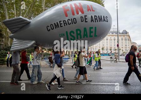 Madrid, Madrid, Spanien. Oktober 2024. Tausende pro-palästinensischer Demonstranten gingen in der spanischen Hauptstadt auf die Straße. Während des Protestes, an dem laut Organisation rund dreißigtausend Mitarbeiter beteiligt waren, gab es kleine Auseinandersetzungen vor dem Abgeordnetenkongress und der Puerta del Sol von Passanten, die die Demonstranten zurückwiesen. (Kreditbild: © Victoria Herranz/ZUMA Press Wire) NUR REDAKTIONELLE VERWENDUNG! Nicht für kommerzielle ZWECKE! Stockfoto