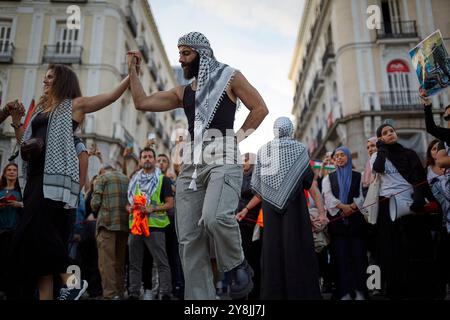 Madrid, Madrid, Spanien. Oktober 2024. Tausende pro-palästinensischer Demonstranten gingen in der spanischen Hauptstadt auf die Straße. Während des Protestes, an dem laut Organisation rund dreißigtausend Mitarbeiter beteiligt waren, gab es kleine Auseinandersetzungen vor dem Abgeordnetenkongress und der Puerta del Sol von Passanten, die die Demonstranten zurückwiesen. (Kreditbild: © Victoria Herranz/ZUMA Press Wire) NUR REDAKTIONELLE VERWENDUNG! Nicht für kommerzielle ZWECKE! Stockfoto