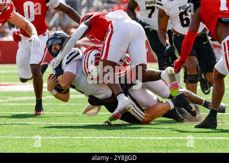 5. Oktober 2024: Purdue Boilermakers Quarterback Hudson Card (1) wird von Wisconsin Badgers Linebacker Leon Lowery Jr. (8) und Linebacker Jake Chaney (1) während des NCAA Football-Spiels zwischen den Purdue Boilermakers und den Wisconsin Badgers im Camp Randall Stadium in Madison, WI, bekämpft. Darren Lee/CSM. Stockfoto