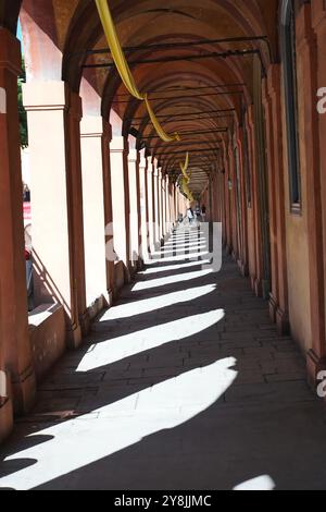 Portico di San Luca, der als der längste überdachte Portikus der Welt bekannt ist. Befindet sich in Bologna, Italien. Vom Architekten Gian Giacomo Monti Stockfoto