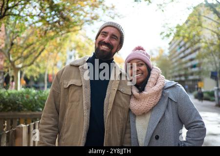 Porträt des schönen multirassischen glücklichen Paares im Freien, einer jungen Frau und einem verliebten Mann Stockfoto