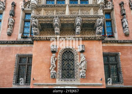 Architektonische Detailansicht eines kunstvollen historischen Gebäudes in Breslau, Polen Stockfoto