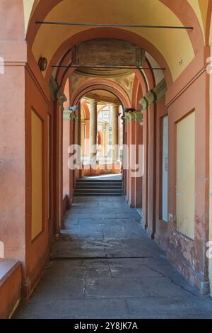 Portico di San Luca, der als der längste überdachte Portikus der Welt bekannt ist. Befindet sich in Bologna, Italien. Vom Architekten Gian Giacomo Monti Stockfoto