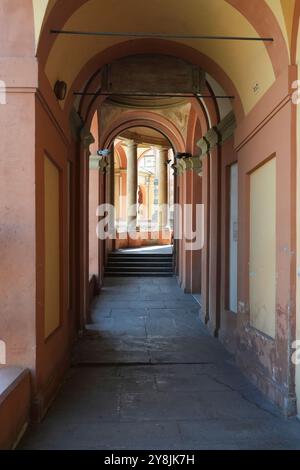 Portico di San Luca, der als der längste überdachte Portikus der Welt bekannt ist. Befindet sich in Bologna, Italien. Vom Architekten Gian Giacomo Monti Stockfoto