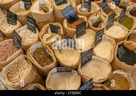 Lebensmittel für Reis und Bohnen im Sack auf dem Markt in Spanien. Stockfoto