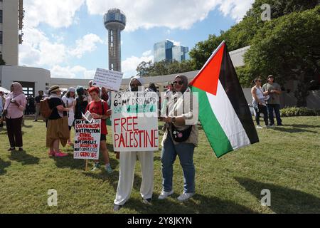 Dallas, Usa. Oktober 2024. Frauen halten während einer solidarischen Demonstration mit dem palästinensischen Volk auf der Grassy Knoll eine palästinensische Flagge, um den ersten Jahrestag des Krieges zwischen Israel und Palästina zu begehen, der Tausende unschuldiger Menschen das Leben gefordert hat. 5. Oktober 2024 in Dallas, Texas. (Foto: Javier Vicencio/Eyepix Group) Credit: Eyepix Group/Alamy Live News Stockfoto