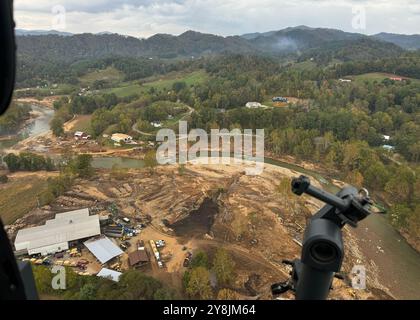 Buncombe County, Usa. Oktober 2024. U. S Air Force pararescuemen mit den 48th und 55th Rescue Squadrons vermessen zerstörte Gebiete entlang des French Broad River nach Überschwemmungen, die durch den Hurrikan Helene verursacht wurden, die Gemeinden am 4. Oktober 2024 im Buncombe County, North Carolina. Gutschrift: SSgt. Abbey Rieves/US Air Force Photo/Alamy Live News Stockfoto