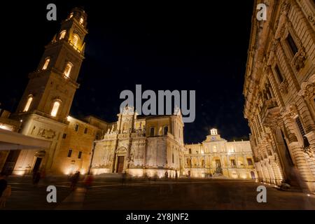 Der Platz der Kathedrale von Lecce bei Nacht, ein atemberaubender Barock. Stockfoto