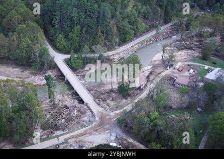 Unicoi County, Usa. Oktober 2024. U. Soldaten der S-Armee mit dem 1-230. Sturmhubschrauber-Bataillon führen am 2. Oktober 2024 im Unicoi County, Tennessee, eine Luftuntersuchung durch, die durch Überschwemmungen durch den Hurrikan Helene zerstört wurde. Quelle: Sgt. Olivia Gum/US Air Force Photo/Alamy Live News Stockfoto