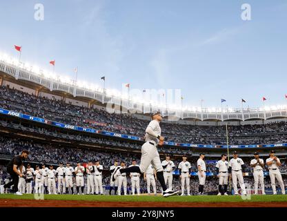 Bronx, Usa. Oktober 2024. New York Yankees Aaron Judge wird vor dem Spiel gegen die Kansas City Royals in Spiel eins der ALDS im Yankee Stadium am Samstag, den 5. Oktober 2024 in New York City eingeführt. Foto: John Angelillo/UPI Credit: UPI/Alamy Live News Stockfoto