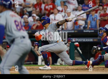 Philadelphia, Usa. Oktober 2024. New York Mets Mark Vientos trifft eine rbi-Single im achten Inning gegen die Philadelphia Phillies in Spiel eins der MLB NLDS im Citizens Bank Park in Philadelphia, Pennsylvania am Samstag, den 5. Oktober 2024. Foto: Laurence Kesterson/UPI Credit: UPI/Alamy Live News Stockfoto