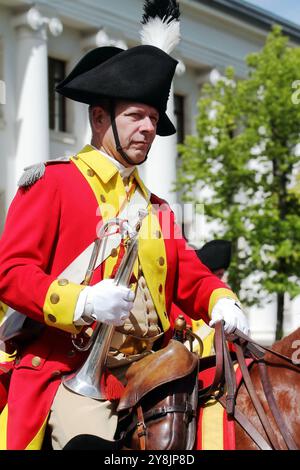 Kavallerie-Bugler - Teilnehmer der Straßenparade in der Berner Dragoner-Uniform. Der alte Grenadiermarsch, 275-jähriger Jahrestag der Vieux Grenadiers-Gesellschaft Stockfoto