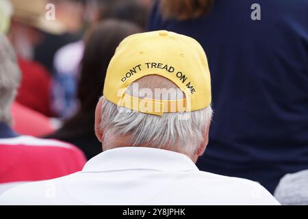 LINDALE, GEORGIA – 4. OKTOBER: Ein Mann mit einem „Don't Tread on Me“-Hut nimmt am 4. Oktober 2024 an einer JD Vance-Rallye im Mill in Lindale, Georgia, USA Teil. (Foto: Julia Beverly/Alamy Live News) Stockfoto