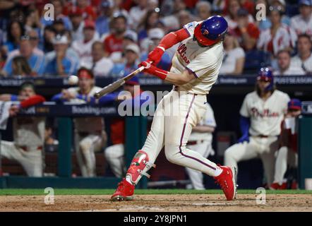 Philadelphia, Usa. Oktober 2024. Philadelphia Phillie Bryce Harper schlägt im 8. Inning gegen die New York Mets in Spiel eins der MLB NLDS im Citizens Bank Park in Philadelphia, Pennsylvania, am Samstag, den 5. Oktober 2024 ein Doppelspiel. Foto: Laurence Kesterson/UPI Credit: UPI/Alamy Live News Stockfoto