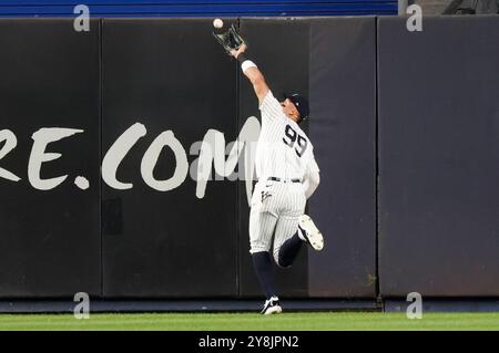 Bronx, Usa. Oktober 2024. New York Yankees Aaron Judge macht einen Running Fang an der Wand im ersten Inning gegen Kansas City Royals im Spiel eins der ALDS im Yankee Stadium am Samstag, 5. Oktober 2024 in New York City. Foto: John Angelillo/UPI Credit: UPI/Alamy Live News Stockfoto