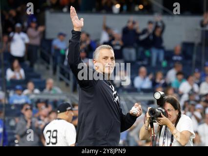 Bronx, Usa. Oktober 2024. Der ehemalige Yankees-Pitcher Andy Pettitte wirft das erste Feld aus, bevor die New York Yankees am Samstag, den 5. Oktober 2024 in New York City gegen die Kansas City Royals in Spiel eins der ALDS im Yankee Stadium spielen. Foto: John Angelillo/UPI Credit: UPI/Alamy Live News Stockfoto